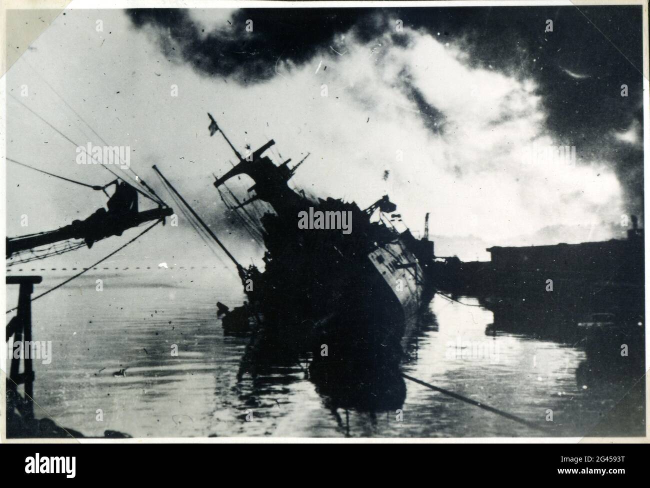 Ereignisse: Zweiter Weltkrieg / 2. Weltkrieg, Frankreich, Absenkung der französischen Flotte in Toulon, 27.11.1942, beschädigte Kriegsschiffe Stockfoto