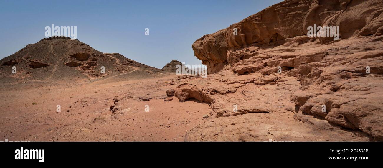 Verschiedene Felsformationen und roter Sand im Timna Valley Park, in der Negev Wüste, im Süden Israels. Stockfoto