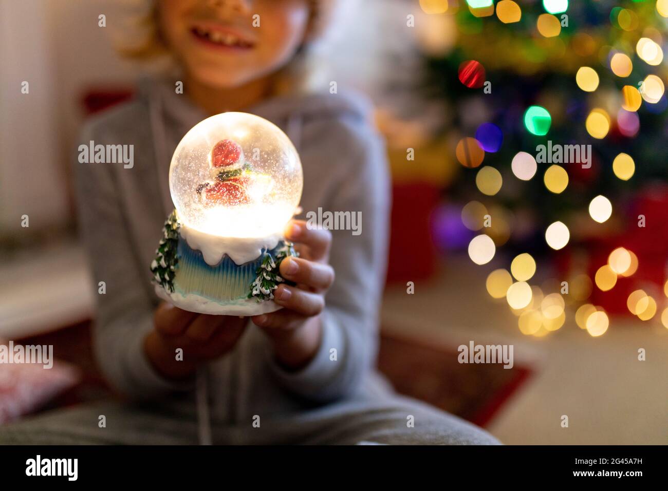 Junge zu Hause an Weihnachten Stockfoto