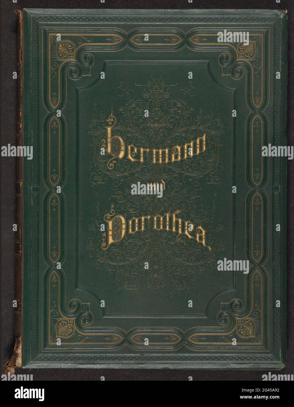 Album mit Fotoproduktionen von Gemälden von A.G. von Ramberg zu Arbeiten von 'Hermann und Dorothea' von J.W. von Goethe; Hermann und Dorothea. Grünes Band mit dem Titel in Golddruck und Dekorationen mit geometrischen und pflanzlichen Motiven, teilweise geprägt. Die Bandrückseite ist aus braunem Leder, die Schießbögen aus ahead weißem Papier, die goldenen Albumklingen sind geschnitten. Auf 67 Seiten wurde der Text des Epos "Hermann und Dorothea" (Erstausgabe 1797) von Johann Wolfgang von Goethe (1749-1832) gedruckt, abwechselnd mit 8 Fotoproduktionen von Ölgemälden von Arthur Georg von Ramberg (1819-1875). Stockfoto