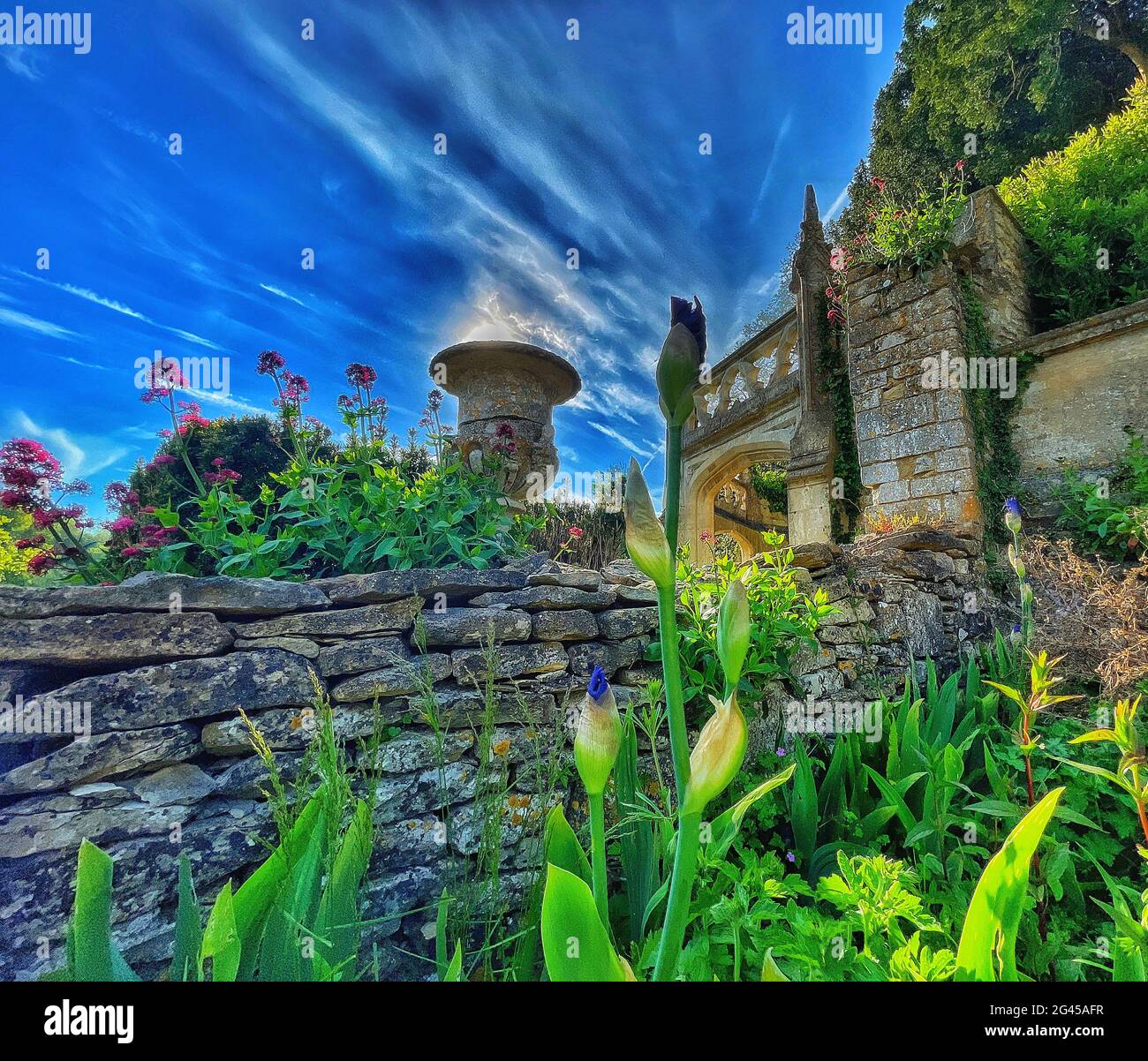 Blick auf Castle Combe - Magic Garden - England Stockfoto