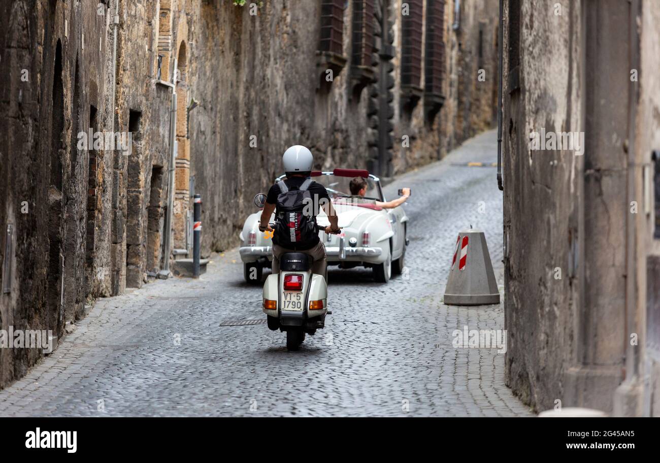 Orvieto, Italien. Juni 2021. Ein Roller folgt einem Mercedes-Benz 190 SL aus dem Jahr 1956 in Orvieto. Quelle: Stephen Bisgrove/Alamy Live News Stockfoto