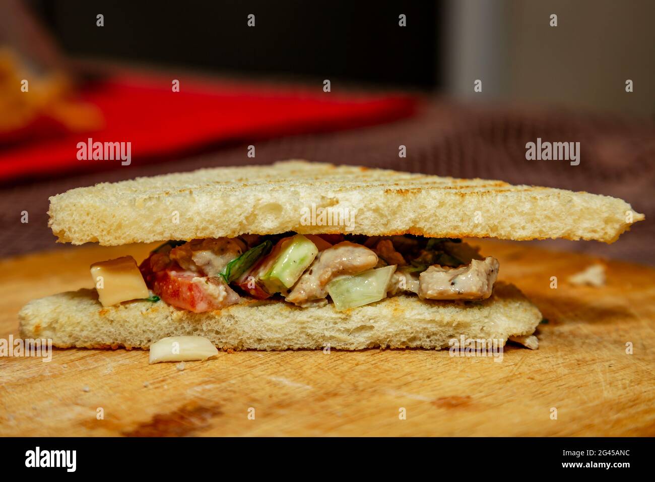 Landsandwich mit Huhn, Salat und Tomaten Stockfoto