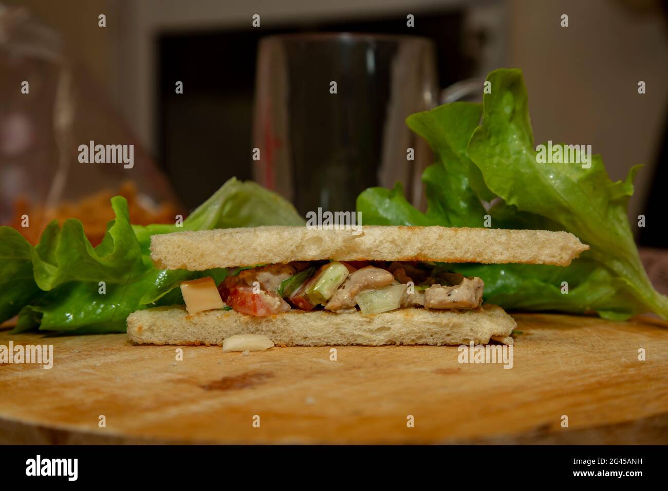 Landsandwich mit Huhn, Salat und Tomaten Stockfoto