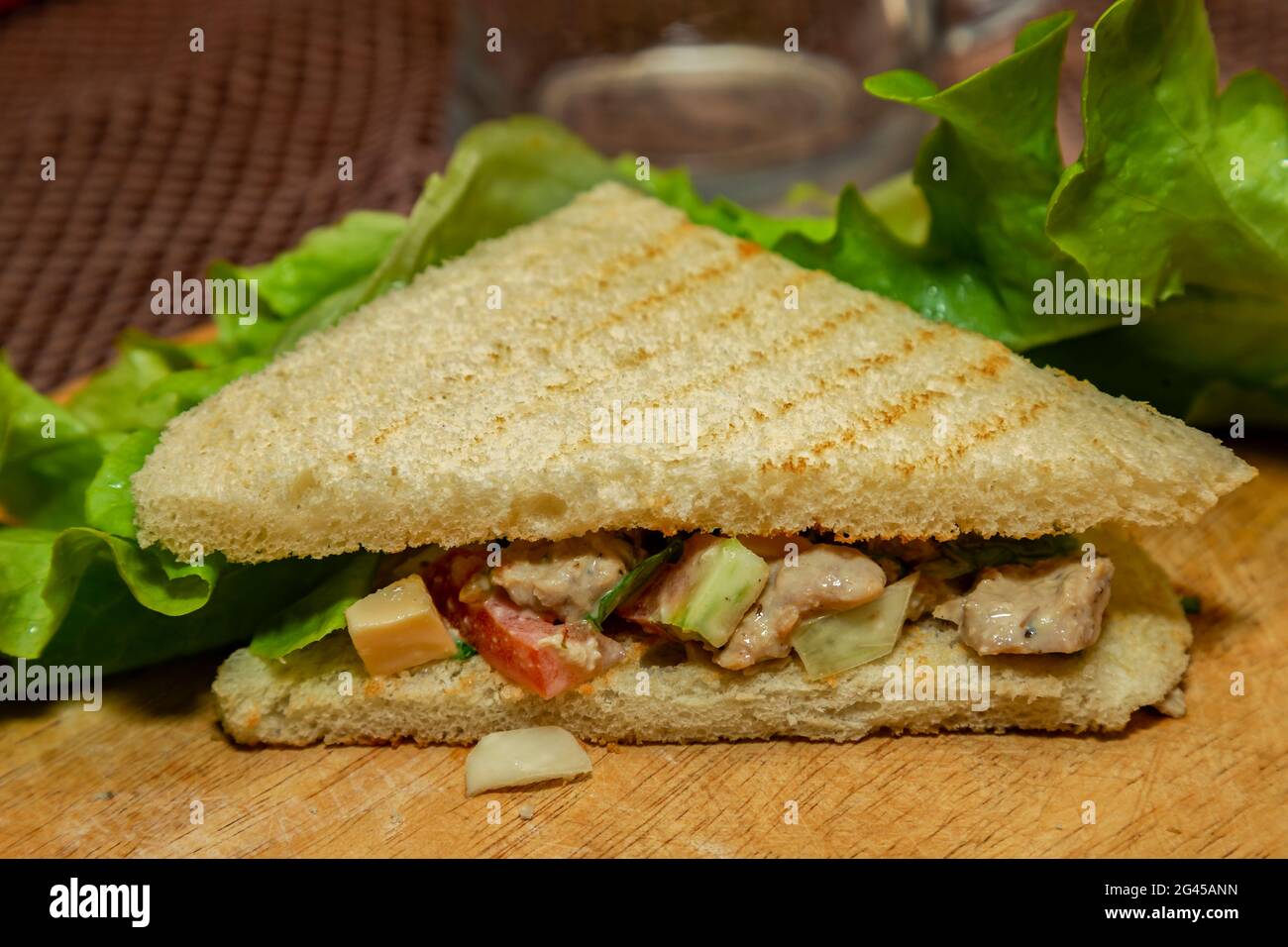 Landsandwich mit Huhn, Salat und Tomaten Stockfoto