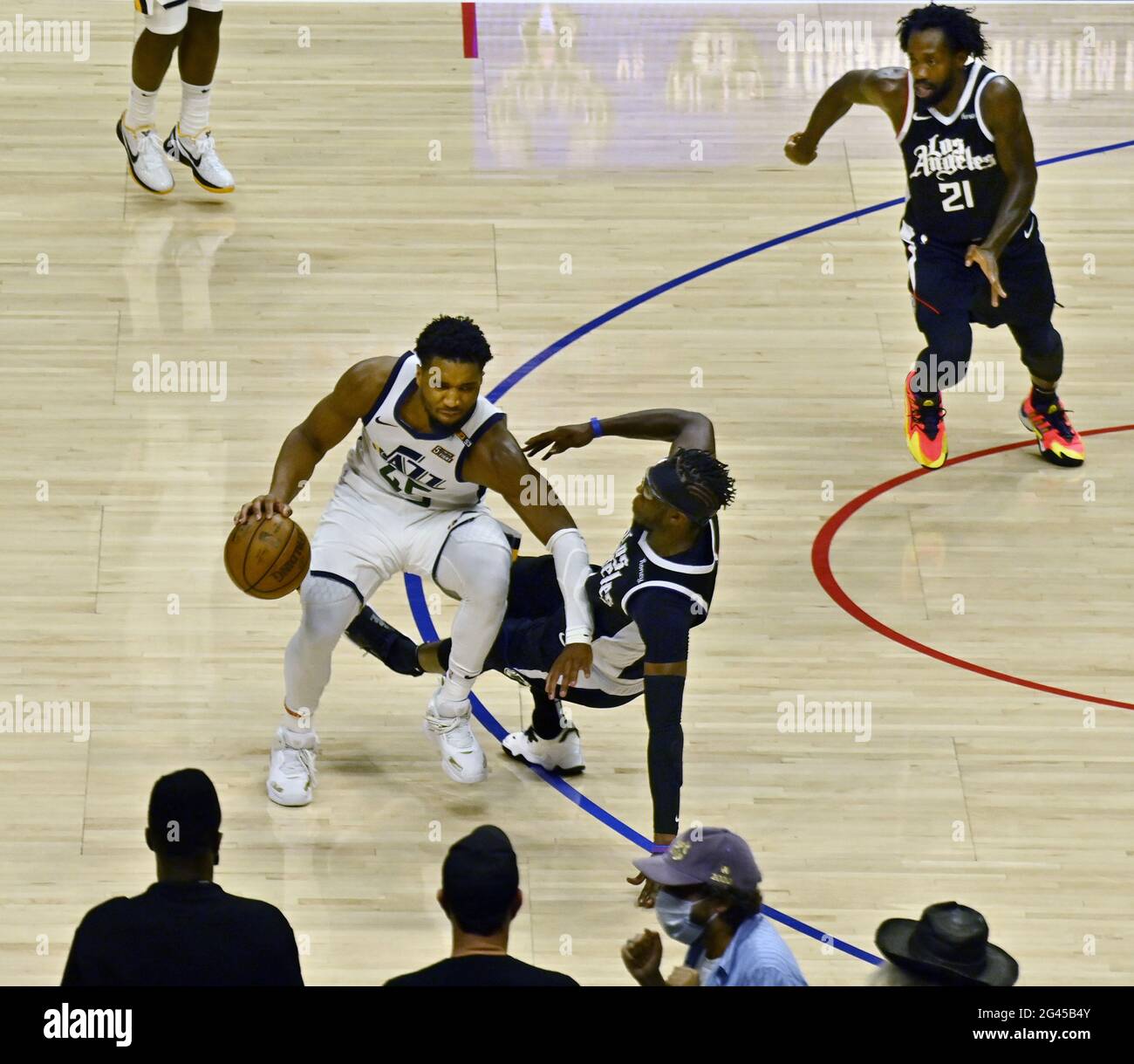 Los Angeles, USA. Juni 2021. Reggie Jackson (1), die Wache der Clippers aus Los Angeles, fällt zu Boden, nachdem sie den Utah Jazz-Garde Donovan Mitchell (45) in den abnehmenden Minuten der Spiele 6 ihrer Best-of-Seven-Playoff-Serie am Freitag, den 18. Juni 2021, im Staples Center in Los Angeles beschimpft hat. Die Clippers eliminierten den hochkarätigen Jazz mit einem Sieg von 131-119 vor Los Angeles' größtem NBA-Publikum, seit die Pandemie im März 2020 den Sport stillgelegt hat. Foto von Jim Ruymen/UPI Credit: UPI/Alamy Live News Stockfoto