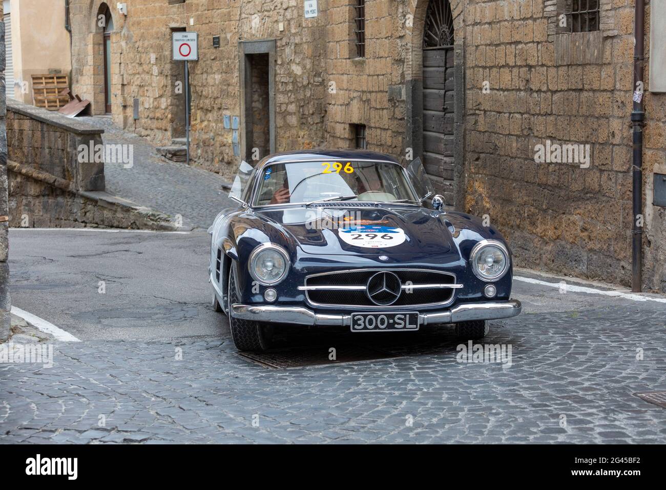 Orvieto, Italien. Juni 2021. Ein Mercedes-Benz 300 SL Coupé aus dem Jahr 1955 bei der Fahrt durch Orvieto. Quelle: Stephen Bisgrove/Alamy Live News Stockfoto
