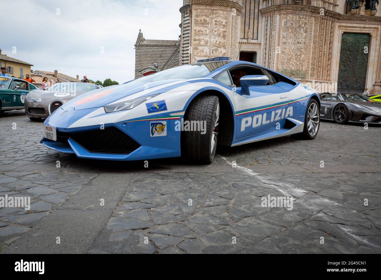 Die italienische Polizei Lamborghini Huracan Sportwagen parkte vor der Kathedrale von Orvieto in Umbrien Stockfoto