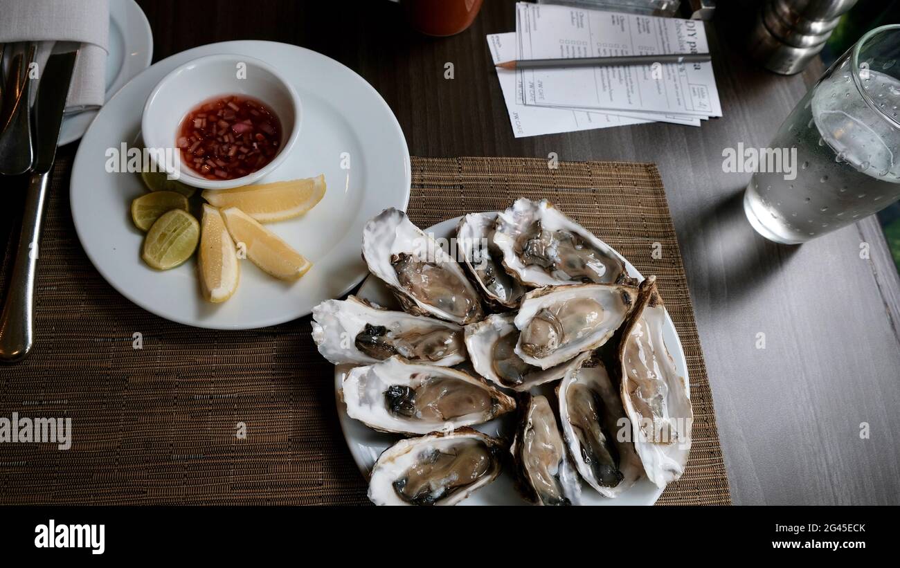 Internationales Buffet All you can eat ein Büffet am Fenster ein fünf-Sterne-Hotelrestaurant in Bangkok Thailand Oysters Shell Fish Stockfoto