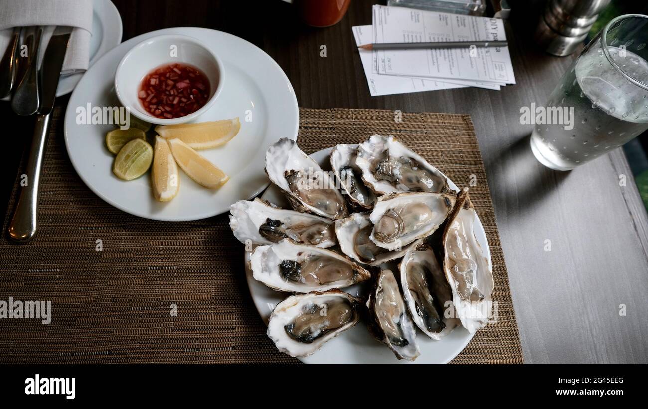Internationales Buffet All you can eat ein Büffet am Fenster ein fünf-Sterne-Hotelrestaurant in Bangkok Thailand Oysters Shell Fish Stockfoto