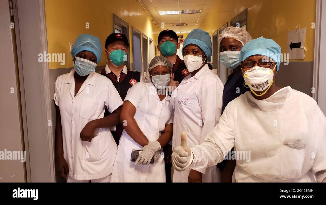 Peking, China. Juni 2021. Das Foto zeigt Experten des chinesischen medizinischen Teams und des lokalen medizinischen Personals, die während der COVID-19-Pandemie in Brazzaville, der Hauptstadt der Republik Kongo, am 26. Mai 2020 für ein Foto posieren. Quelle: Xinhua/Alamy Live News Stockfoto