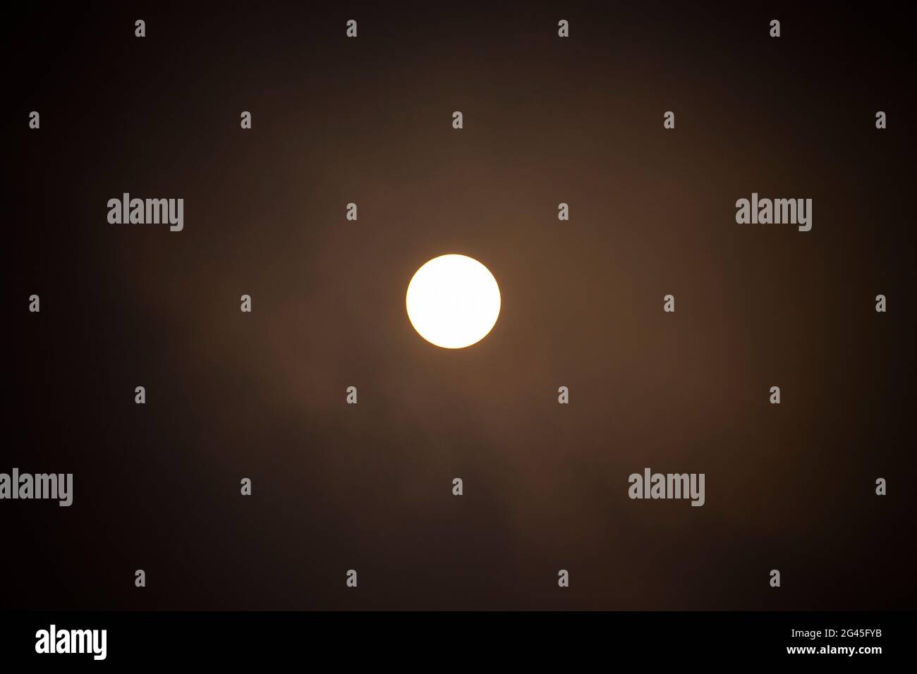 Helle Sonne scheint in den Wolken Stockfoto