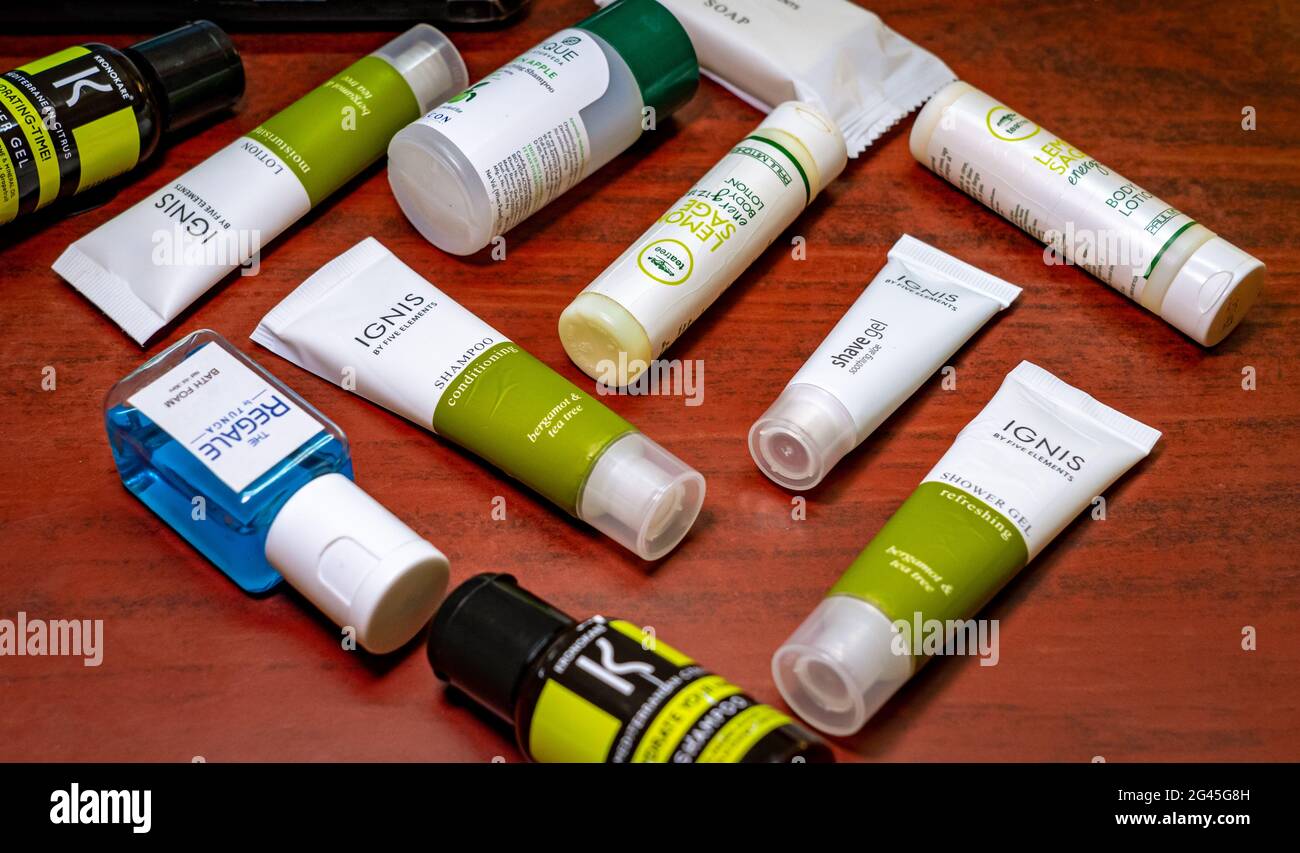 Eine Auswahl an Reisepflegeartikeln aus Seife, Duschgel, Shampoo, Lotion,  Badeschaum, Rasieren Sie das Gel auf einem hölzernen Hintergrund  Stockfotografie - Alamy