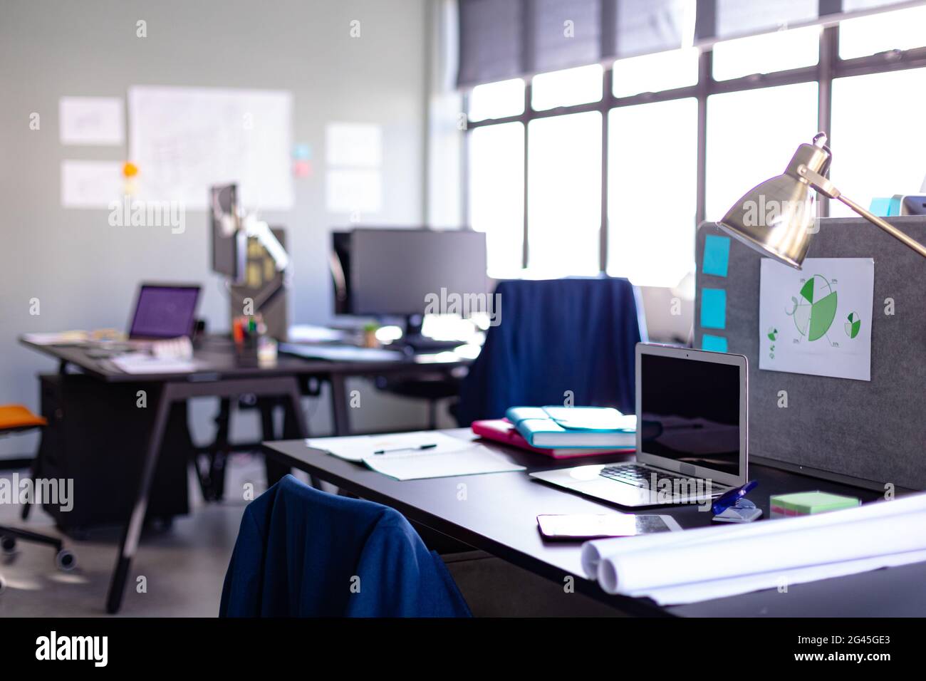 Leere Workstations in einer ungezwungenen, modernen Büro Stockfoto