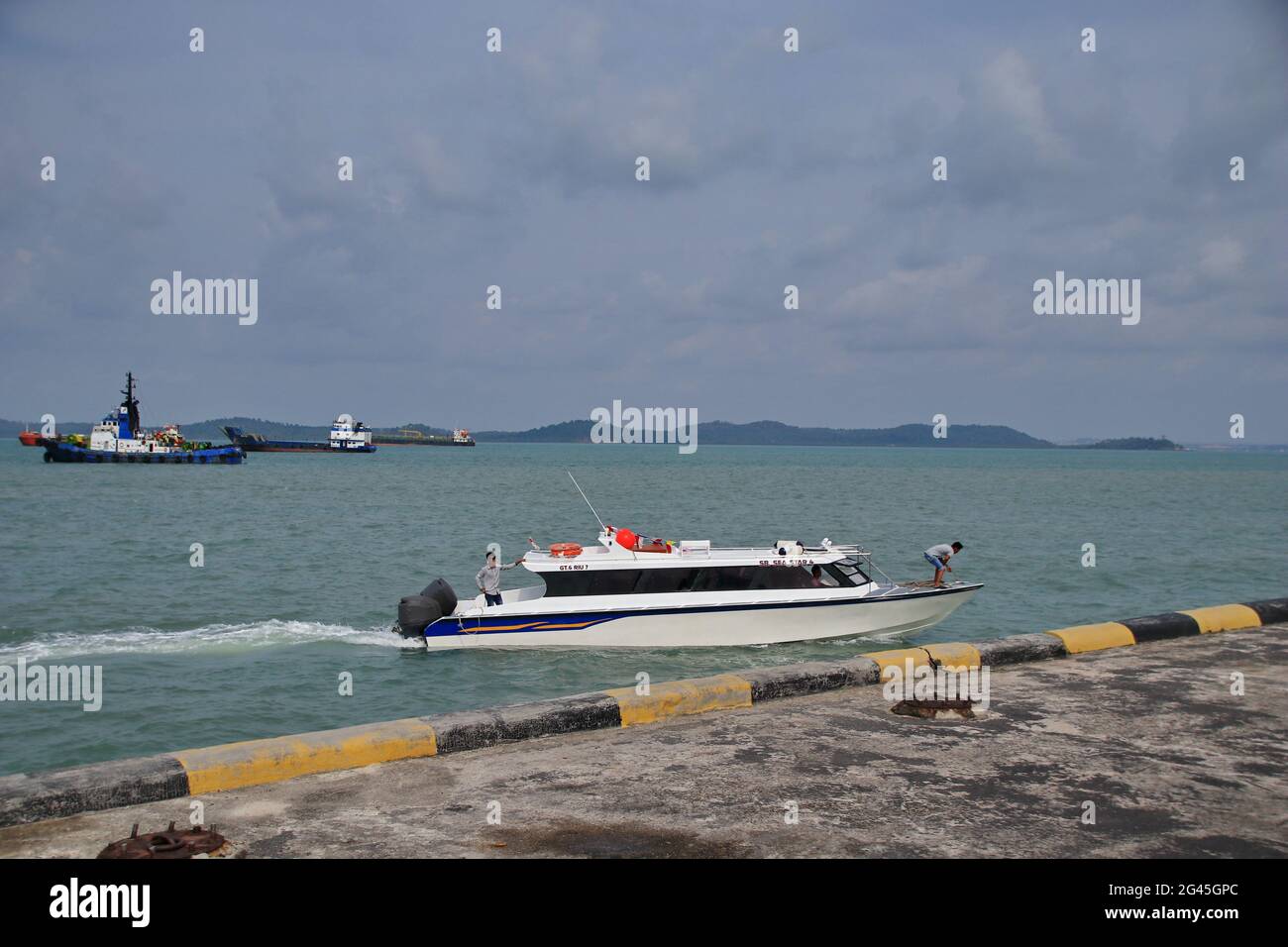 Fähre auf dem Meer. Transport. Schifffahrt, Tanjung Pinang Riau-Inseln Stockfoto