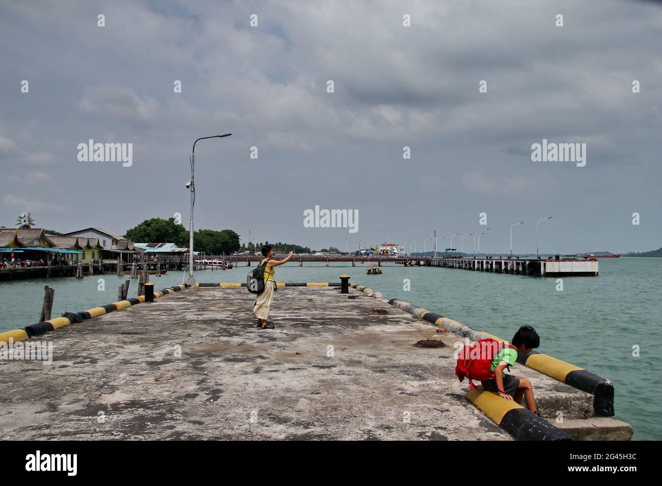 Sri Bintan Pura Port, Fährterminal-Brücke, die Passagiere befördert, Tanjung Pinang, Riau Island, Stockfoto