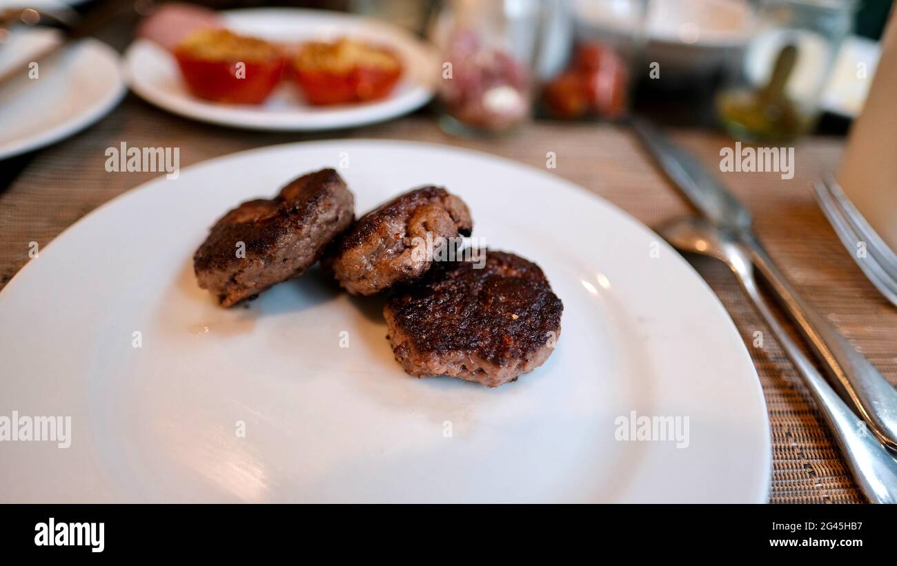 Essen auf dem Tisch Essen auf dem Teller Gourmet Mini Hamburger verschwommen Hintergrund Stockfoto