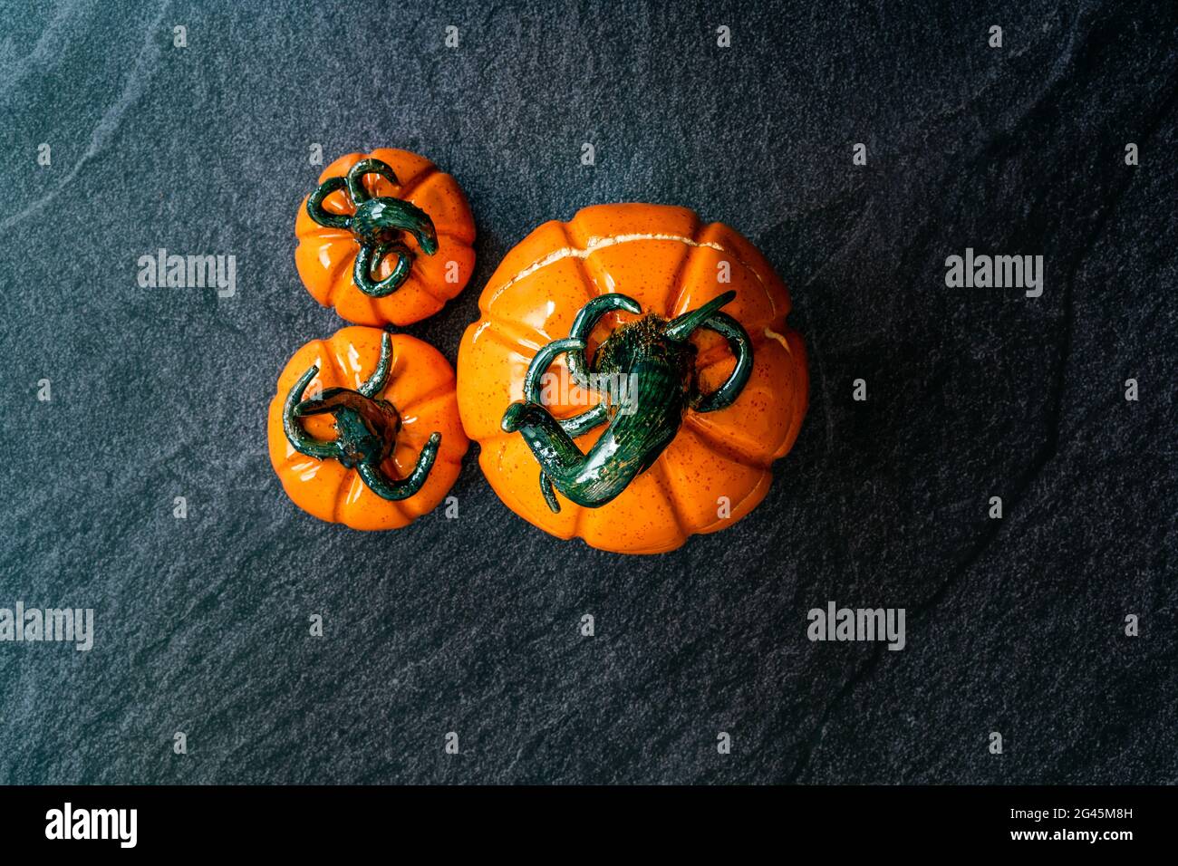 Handgefertigter Kürbis aus Keramik mit Kappe. Gebrauchsfertig und verkaufbereit. Stockfoto