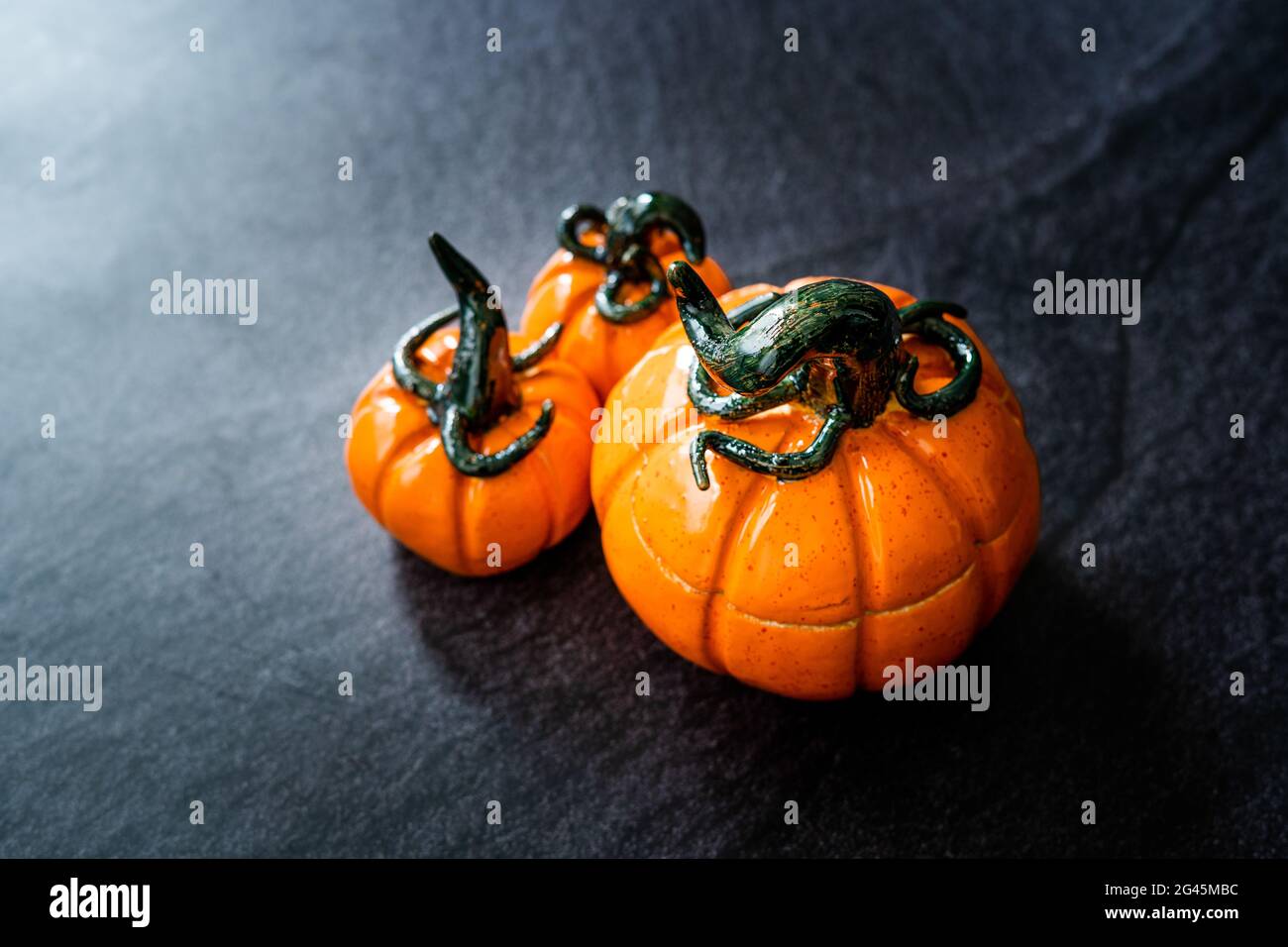 Handgefertigter Kürbis aus Keramik mit Kappe. Gebrauchsfertig und verkaufbereit. Stockfoto