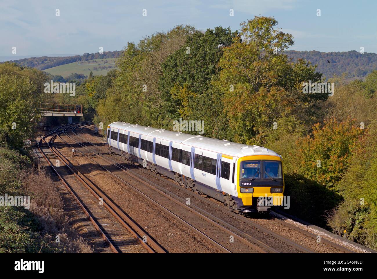 Ein von South Eastern Trains betriebenes NetWorker-Elektrotriebwerk der Klasse 465 mit der Nummer 465913 fährt an Otford Junction in Kent vorbei. Stockfoto