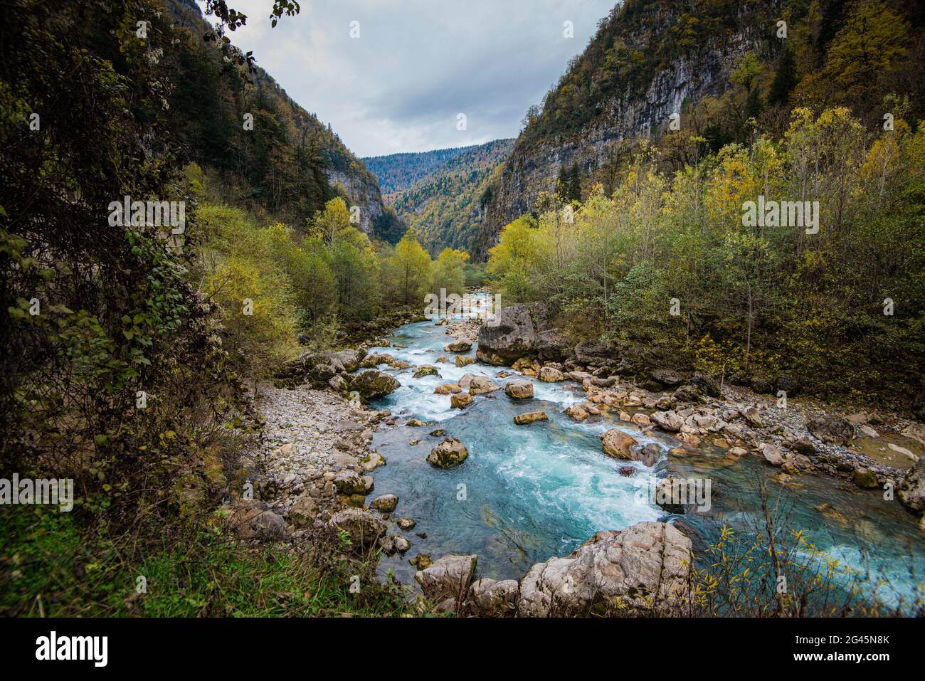 Gebirgsfluss Herbst-Winter. wolkiges Wetter bedeckt. Landschaft. Stockfoto