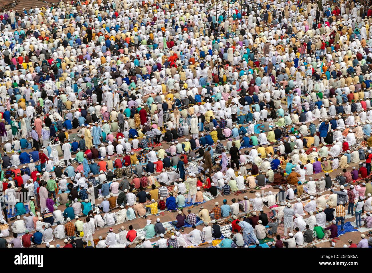 Muslimische Männer, die Eid-ul-Fitr namaz von der Masjid-i Jehan-Numa oder Jama Masjid von Delhi anbieten. Es ist eine der größten Moscheen in Indien Stockfoto