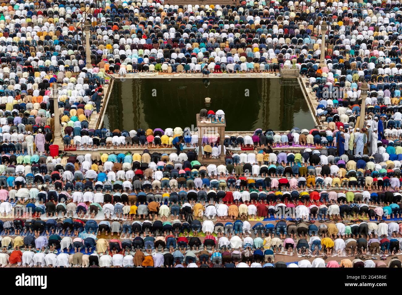 Muslimische Männer beten in Masjid-i Jehan-Numa, einer der größten Moscheen Indiens, um den Marmorbecken. Stockfoto