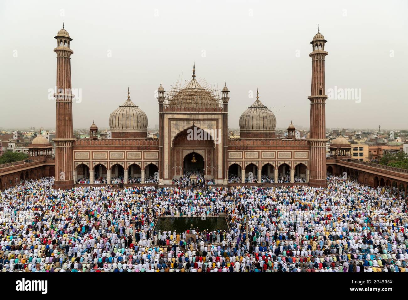 Tausende muslimische Männer bieten Eid-ul-fitr namaz im Masjid-i Jehan-Numa oder im Jama Masjid von Delhi an. Es ist eine der größten Moscheen in Indien, Stockfoto