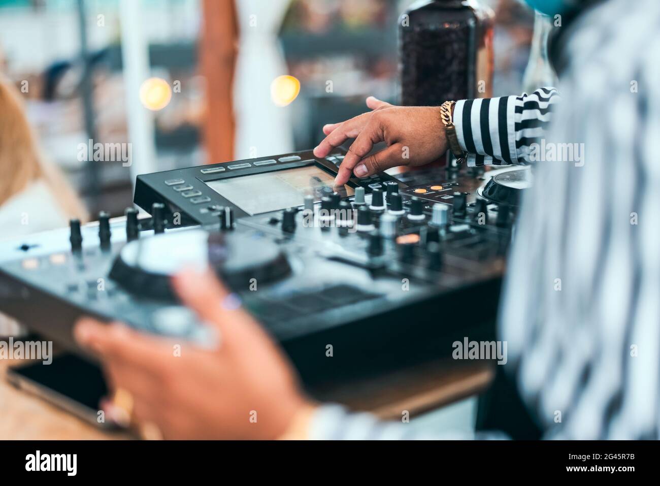 In der Cocktailbar mischt dj-Hand Musik aus nächster Nähe - Party-Nightlife-Konzept Stockfoto