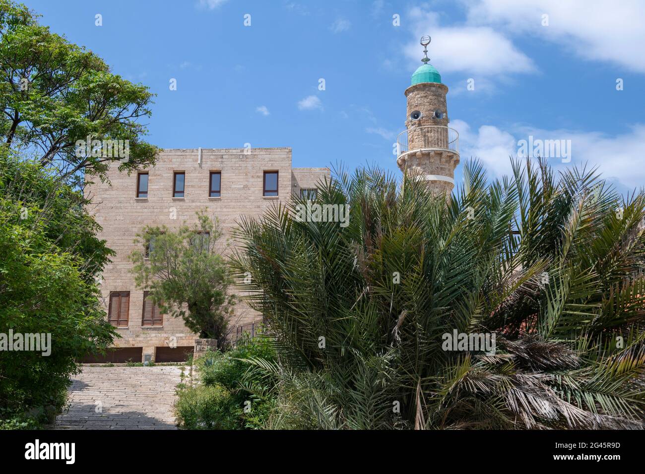 Blick auf die Al-Bahr Moschee oder die Meeresmoschee, Minarett der Moschee in Old Jaffa, den alten Hafen von Jaffa, die Mittelmeerküste in Tel Aviv Yaffo, Israel Stockfoto