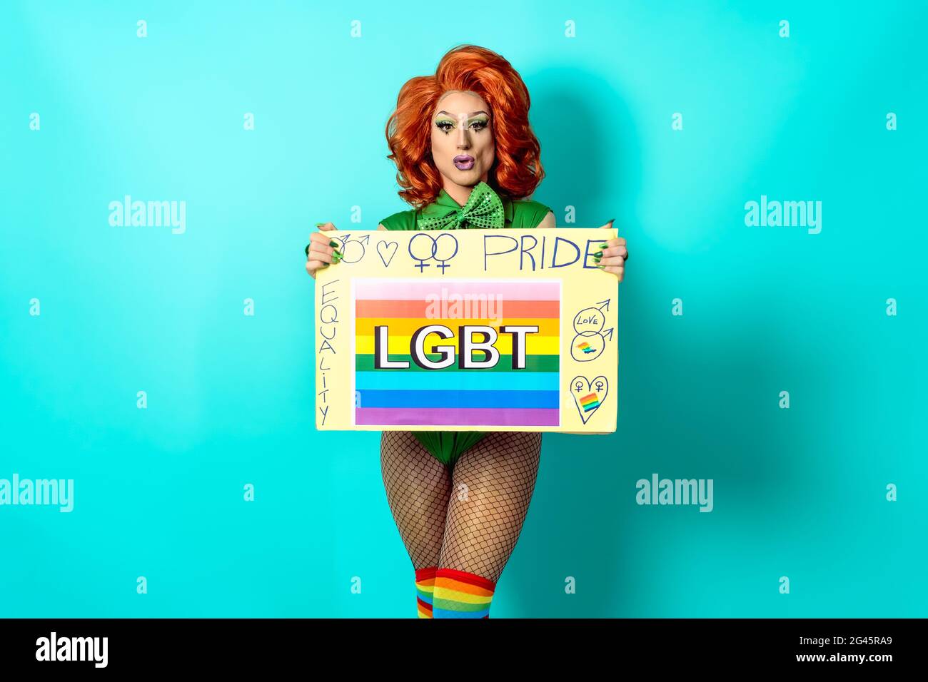 Happy Drag Queen feiert Homosexuell Stolz halten Banner mit Regenbogenfahne - LGBTQ Social Movement Konzept Stockfoto