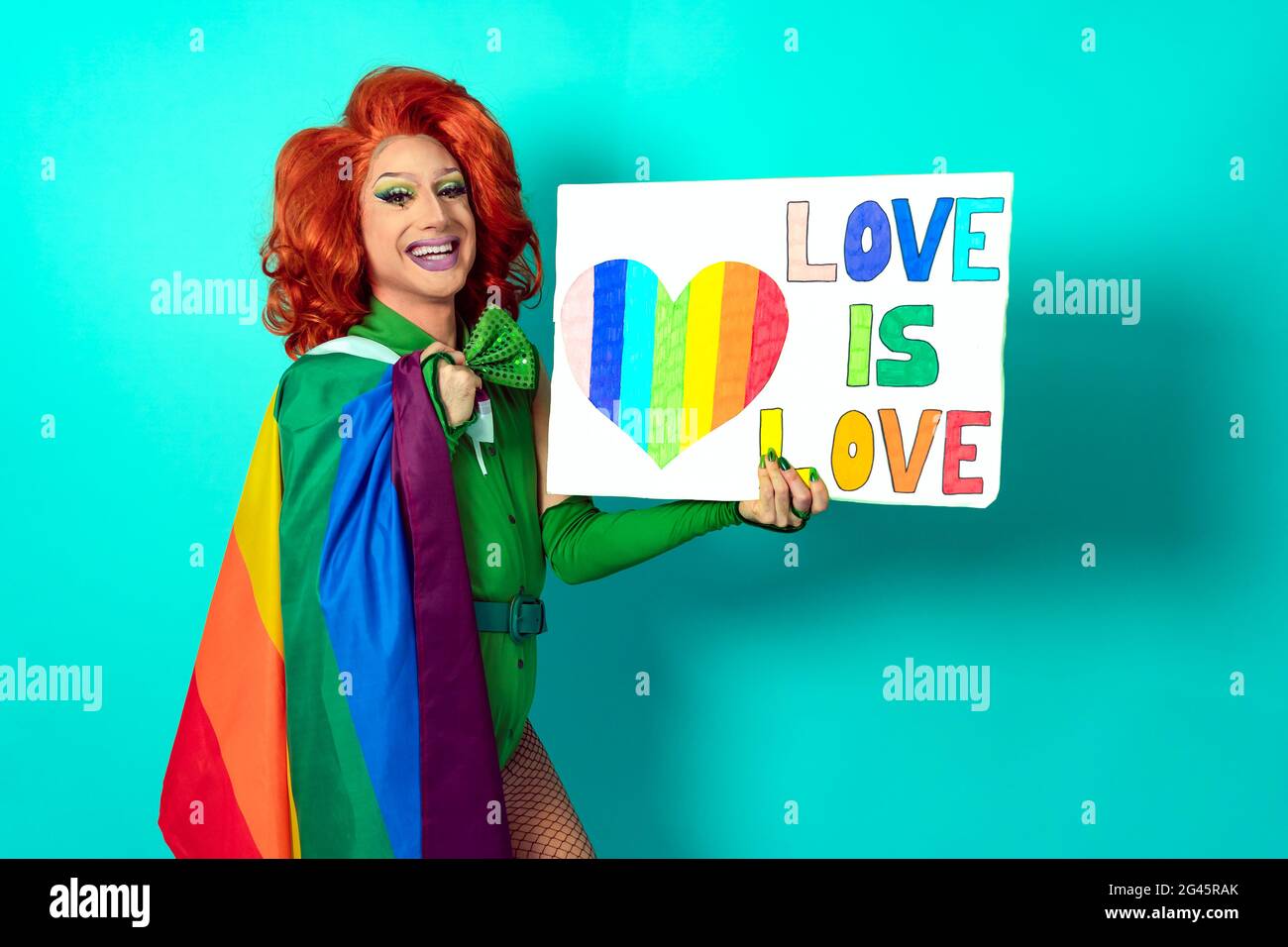 Happy Drag Queen feiert Homosexuell Stolz mit Banner mit Regenbogenfahne Symbol der LGBTQ sozialen Bewegung Stockfoto