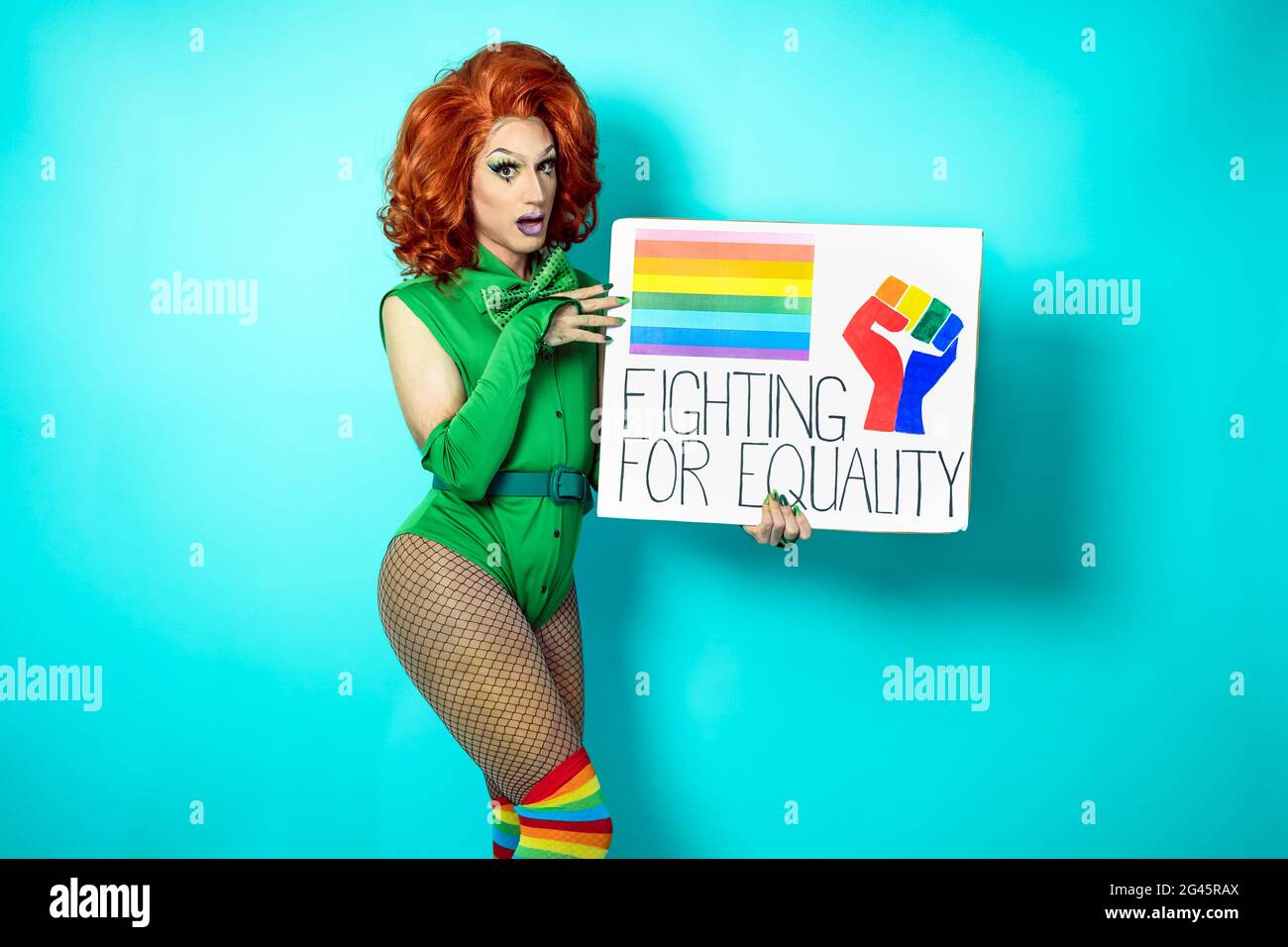 Happy Drag Queen feiert Homosexuell Stolz halten Banner mit Regenbogenfahne - LGBTQ Social Movement Konzept Stockfoto