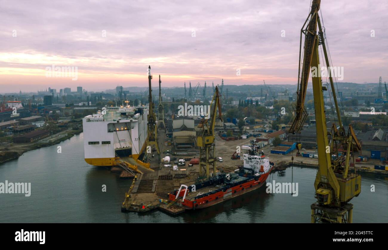 Sunrise Panorama Remontova Werft mit Schiffen angedockt. Danzig, Polen, Drohnenaufnahmen, Tageslicht. Stockfoto