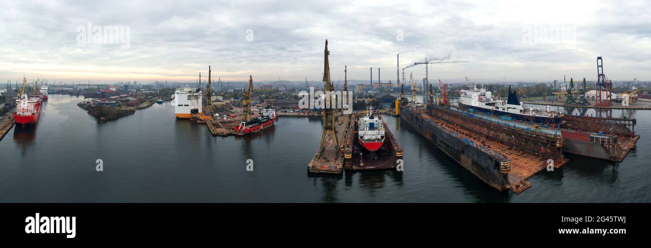 Sunrise Panorama Remontova Werft mit Schiffen in den Trockendocks . Danzig, Polen, Drohnenaufnahmen, Tageslicht. Stockfoto