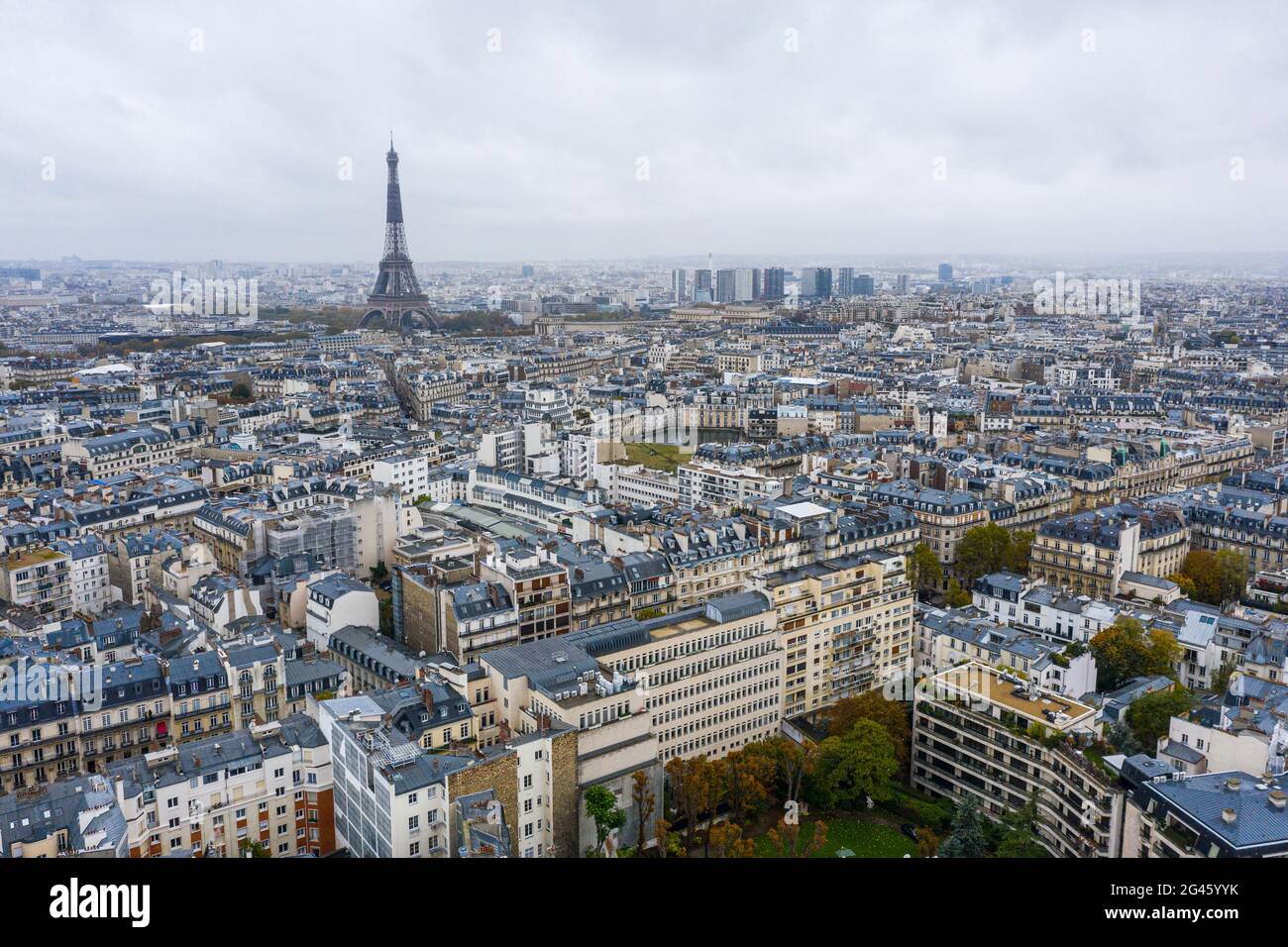 Blick auf den Eiffelturm über die Dächer von Paris an einem grau bewölkten Tag Stockfoto