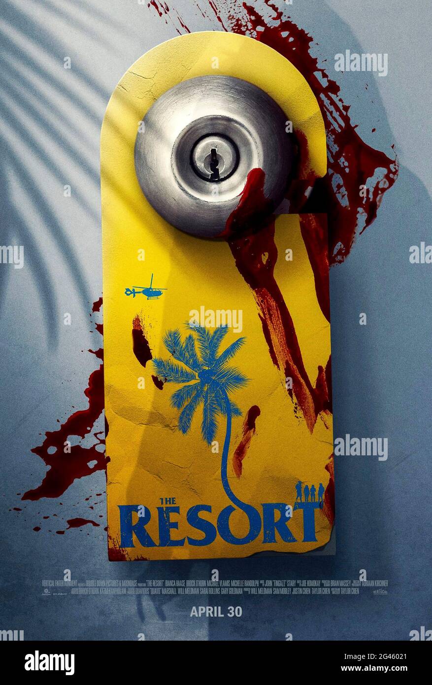 The Resort (2021) unter der Regie von Taylor Chien mit Bianca Haase, Brock O'Hurn und Michael Vlamis. Horror über vier Freunde, die ein verlassenes und heimtsuchtes Ferienresort auf Hawaii untersuchen. Stockfoto