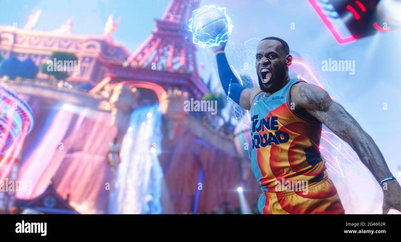 Space Jam: A New Legacy (2021) unter der Regie von Malcolm D. Lee mit LeBron James, Zendaya und Don Cheadle. NBA-Superstar LeBron James schließt sich mit Bugs Bunny und dem Rest der Looney Tunes zusammen, um diese lang erwartete Fortsetzung zu spielen. Stockfoto