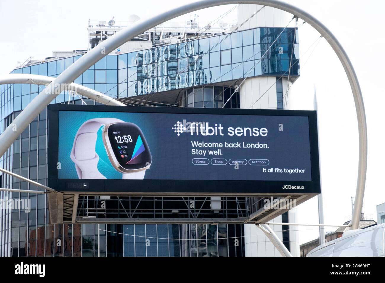 Fitbit Sense elektronische digitale Plakatwand Anzeige am Silicon Kreisverkehr Tech City Shoreditch London Großbritannien KATHY DEWITT Stockfoto