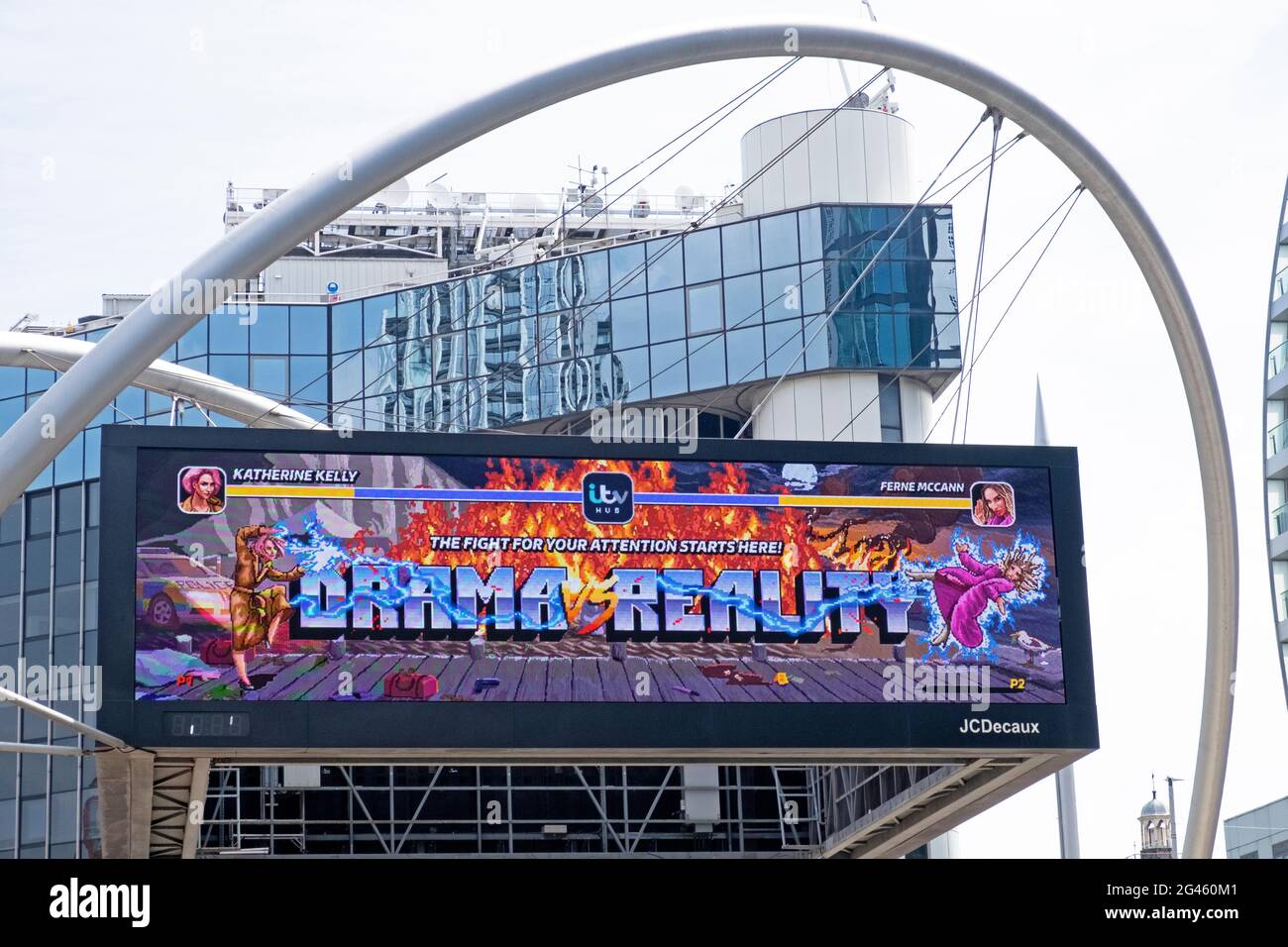 Drama vs Reality-Werbung ITV zeigen elektronische digitale Plakatwand-Anzeige im Silicon Roundabout Tech City in Hackney East London UK KATHY DEWITT Stockfoto