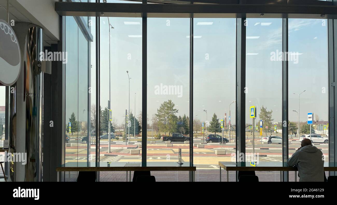 Innenansicht der Fensterwand, modernes Hintergrundpanorama Stockfoto