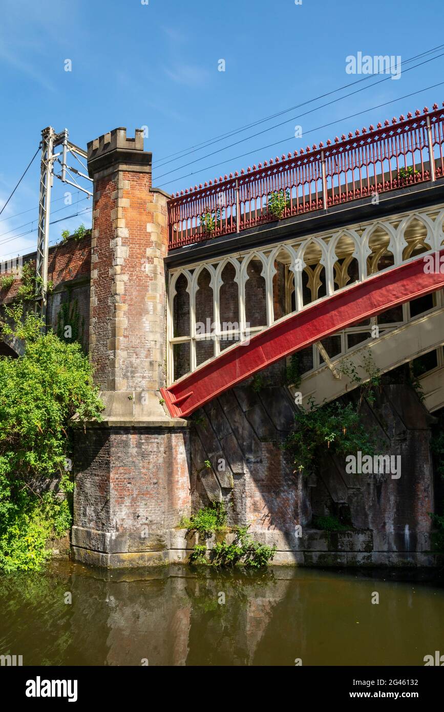 Alte Eisenbahnbrücke über den Rochdale-Kanal bei Deansgate im Zentrum von Manchester, Nordengland. Stockfoto