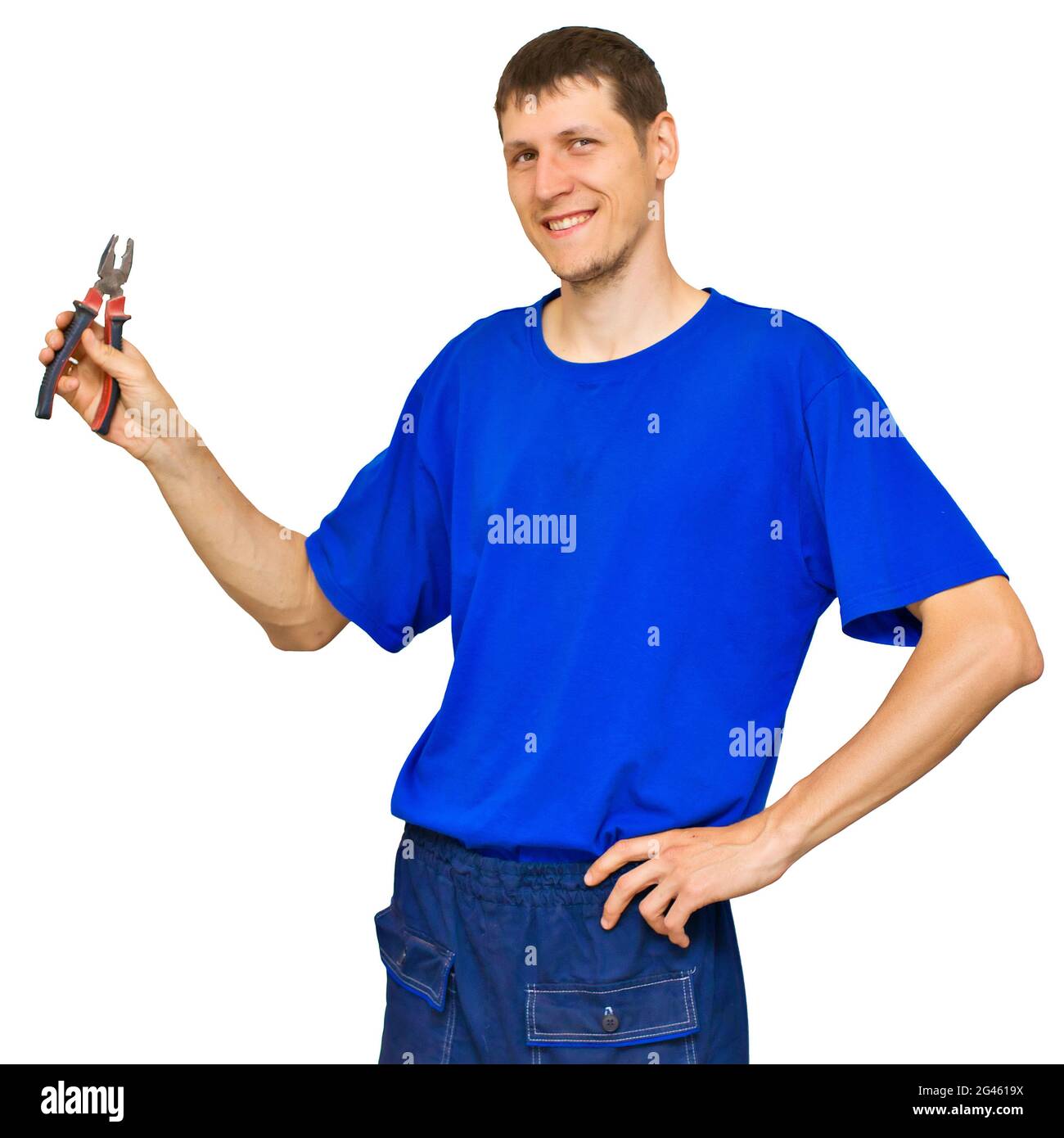Porträt eines echten Mechanikers oder Elektrikers mit einer Zange in den Händen. Ein junger Mann in Arbeitskleidung ist positiv mit einem großen Lächeln. Isoliert auf weißem Hintergrund. Stockfoto
