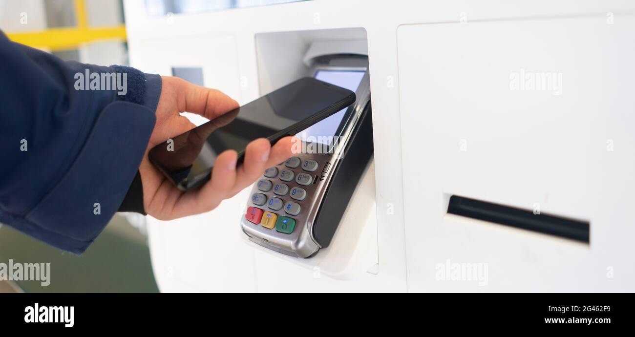Bargeldloses Bezahlen mit Telefon an POS-Terminal mit NFC-Technologie Stockfoto
