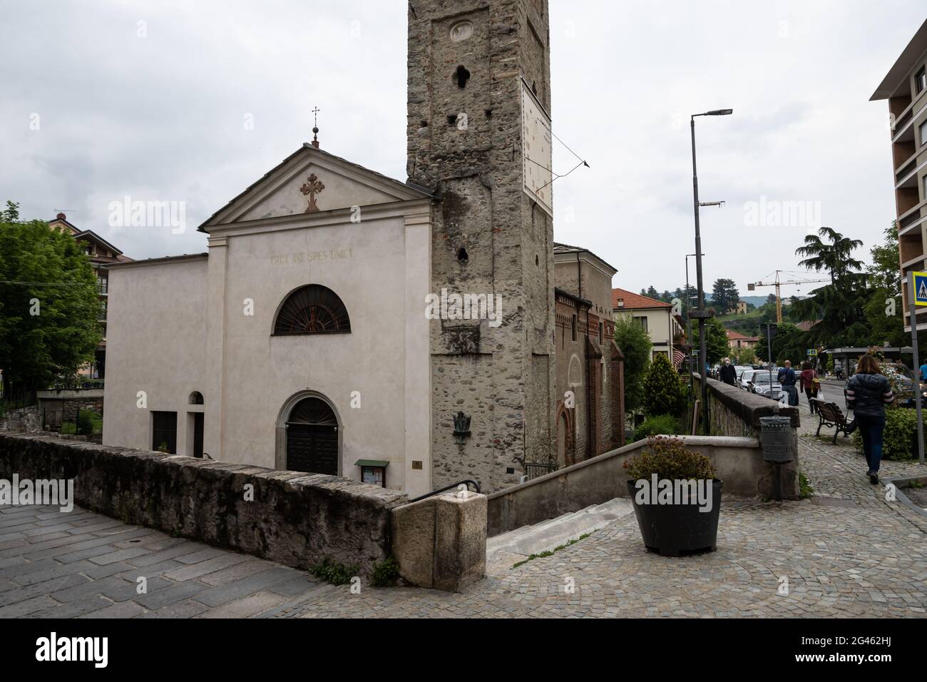 Lanzo-italien-Juni 2021 das historische Zentrum des charakteristischen Dorfes Lanzo am Fuße der Alpen im Piemont. Stockfoto