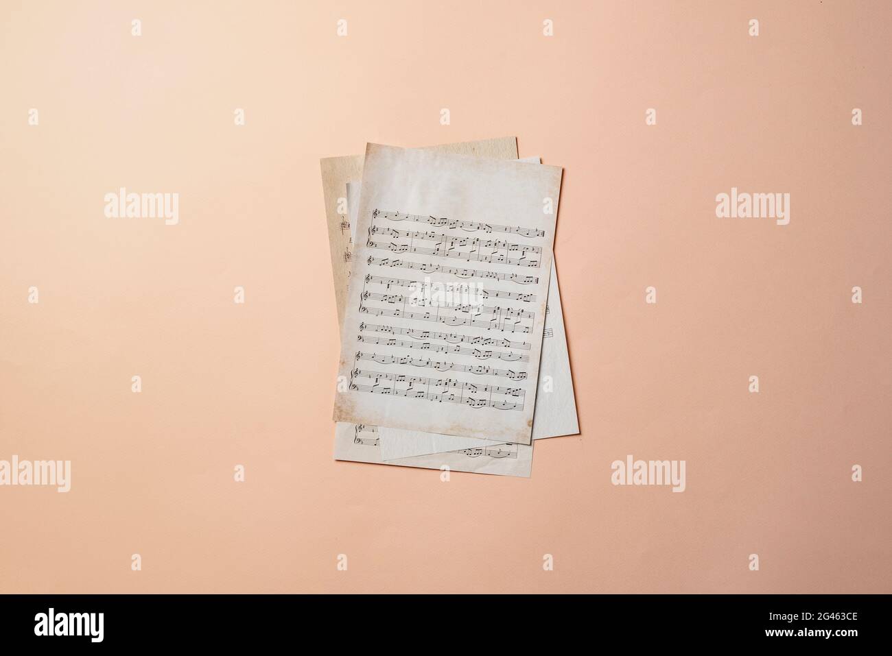 Nahaufnahme von uraltem Papier mit Musiknoten, klassischer Kulturkunst Stockfoto