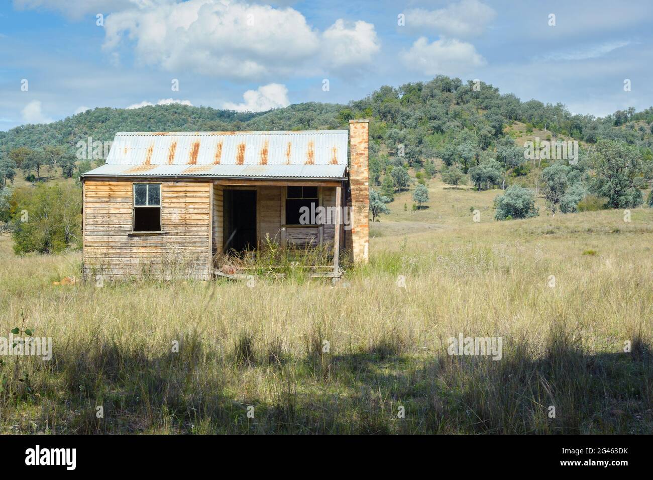 Ein verlassenes, Pionierbauernhof aus Holz mit Wellblechdach auf einem Hügel in den New England Tablelands von New South Wales in Australien. Stockfoto