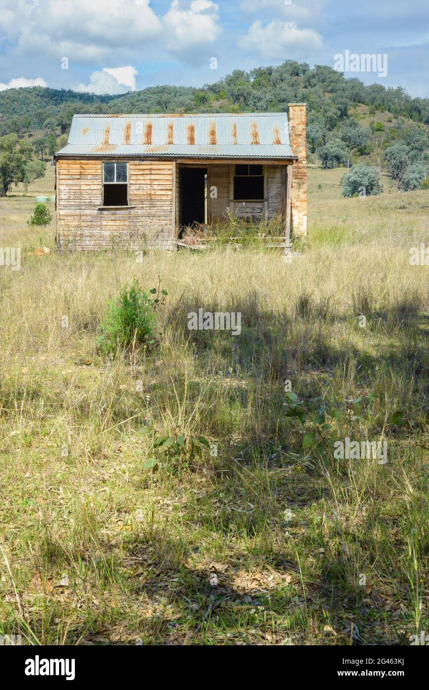 Ein verlassenes, Pionierbauernhof aus Holz mit Wellblechdach auf einem Hügel in den New England Tablelands von New South Wales in Australien. Stockfoto