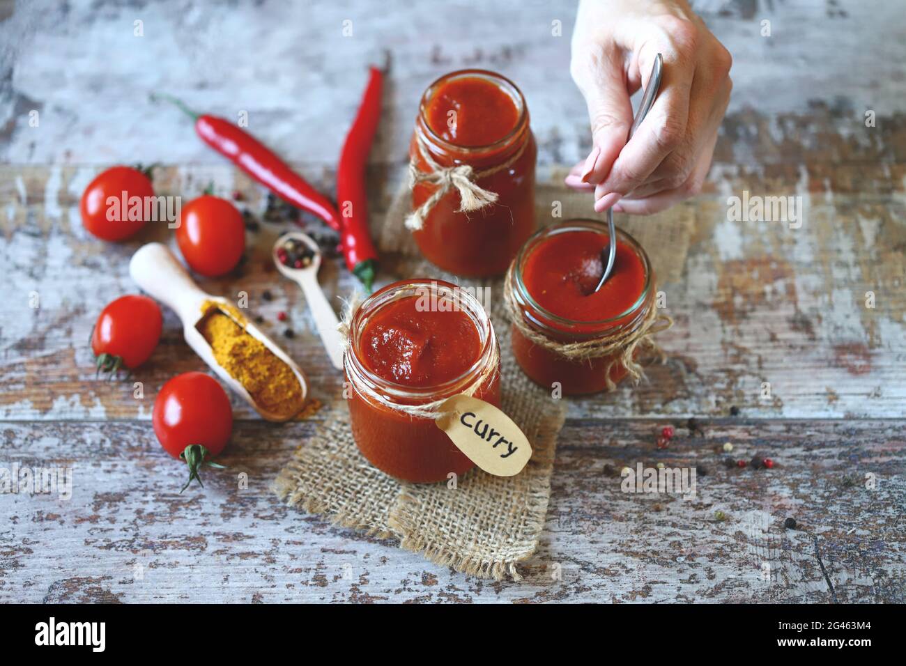Gläser mit hausgemachter Sauce. Kochen zu Hause. Sauce Aus Einem Stück. Vegane Küche. Stockfoto