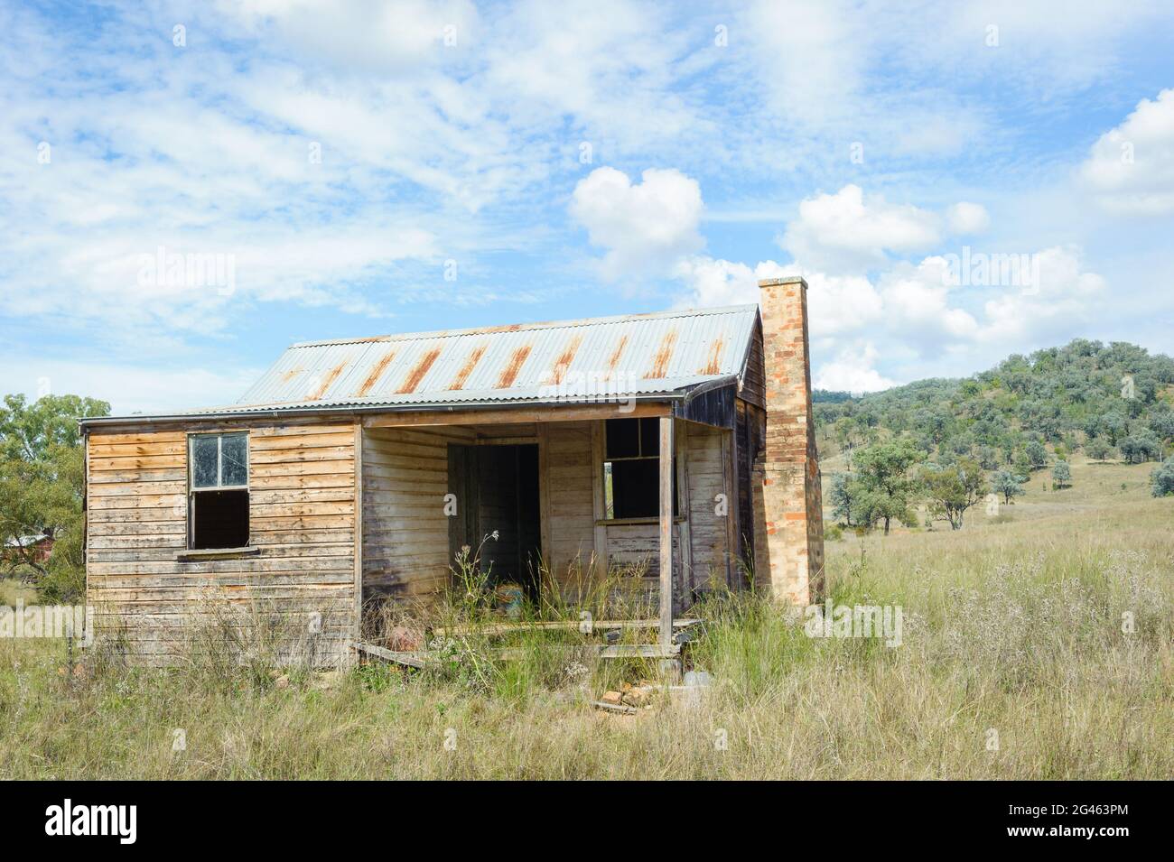 Ein verlassenes, Pionierbauernhof aus Holz mit Wellblechdach auf einem Hügel in den New England Tablelands von New South Wales in Australien. Stockfoto
